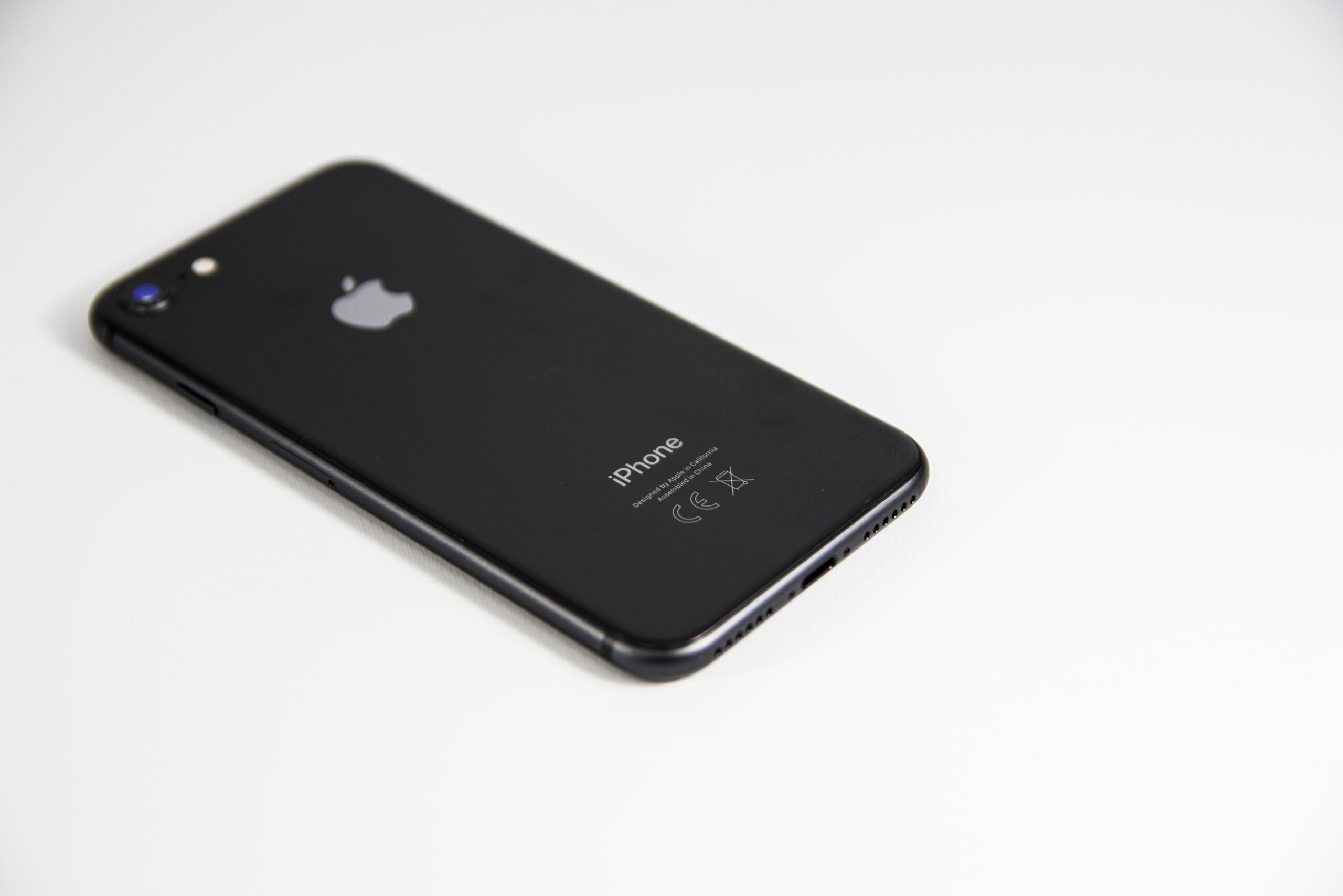 iPhone negro sobre fondo blanco, representando la elegancia y modernidad del dispositivo.