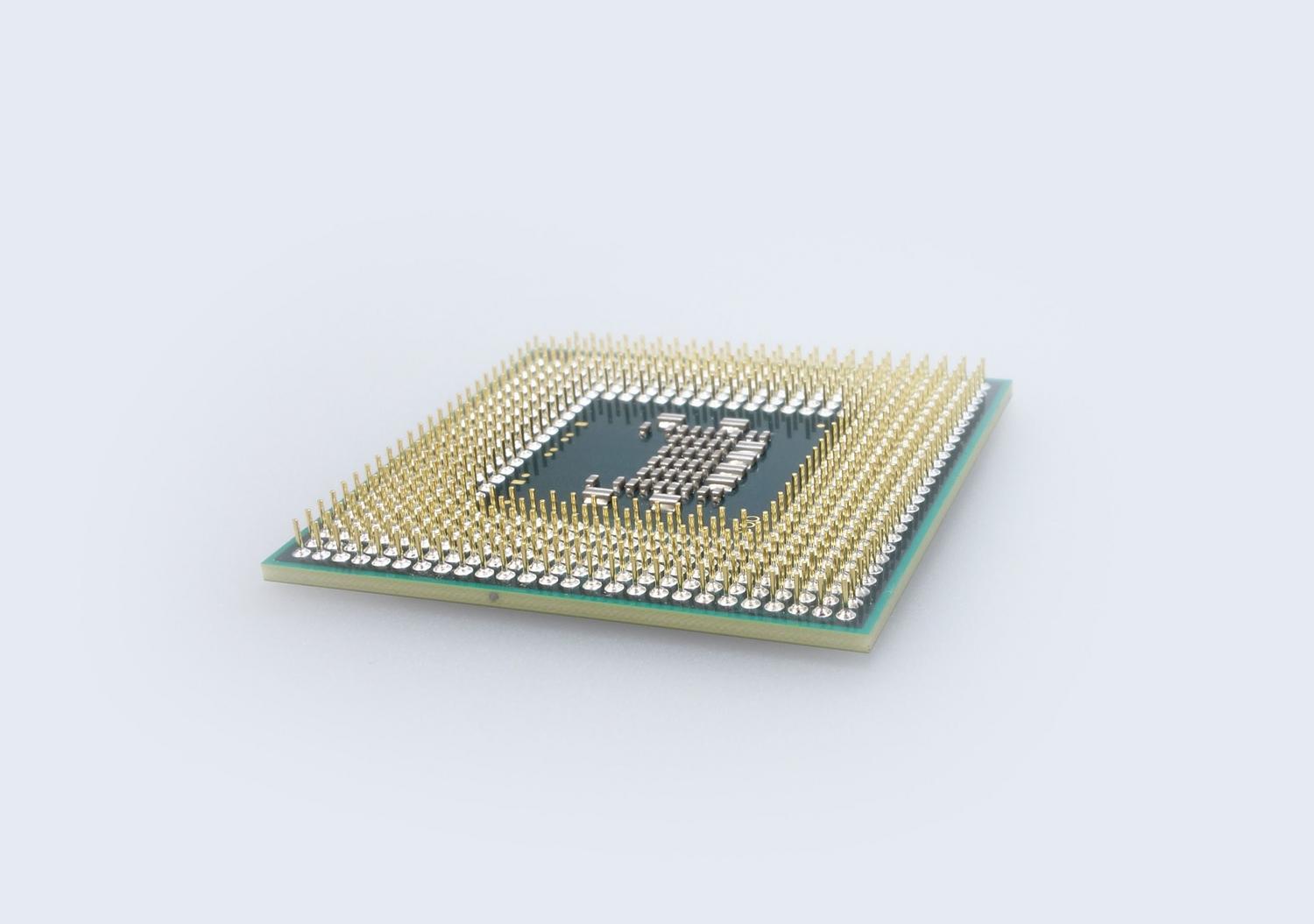 Vista detallada de la parte inferior de un procesador CPU, enfatizando el componente físico donde se produce el cuello de botella. Vista detallada de la parte inferior de un procesador CPU, enfatizando el componente físico donde se produce el cuello de botella.