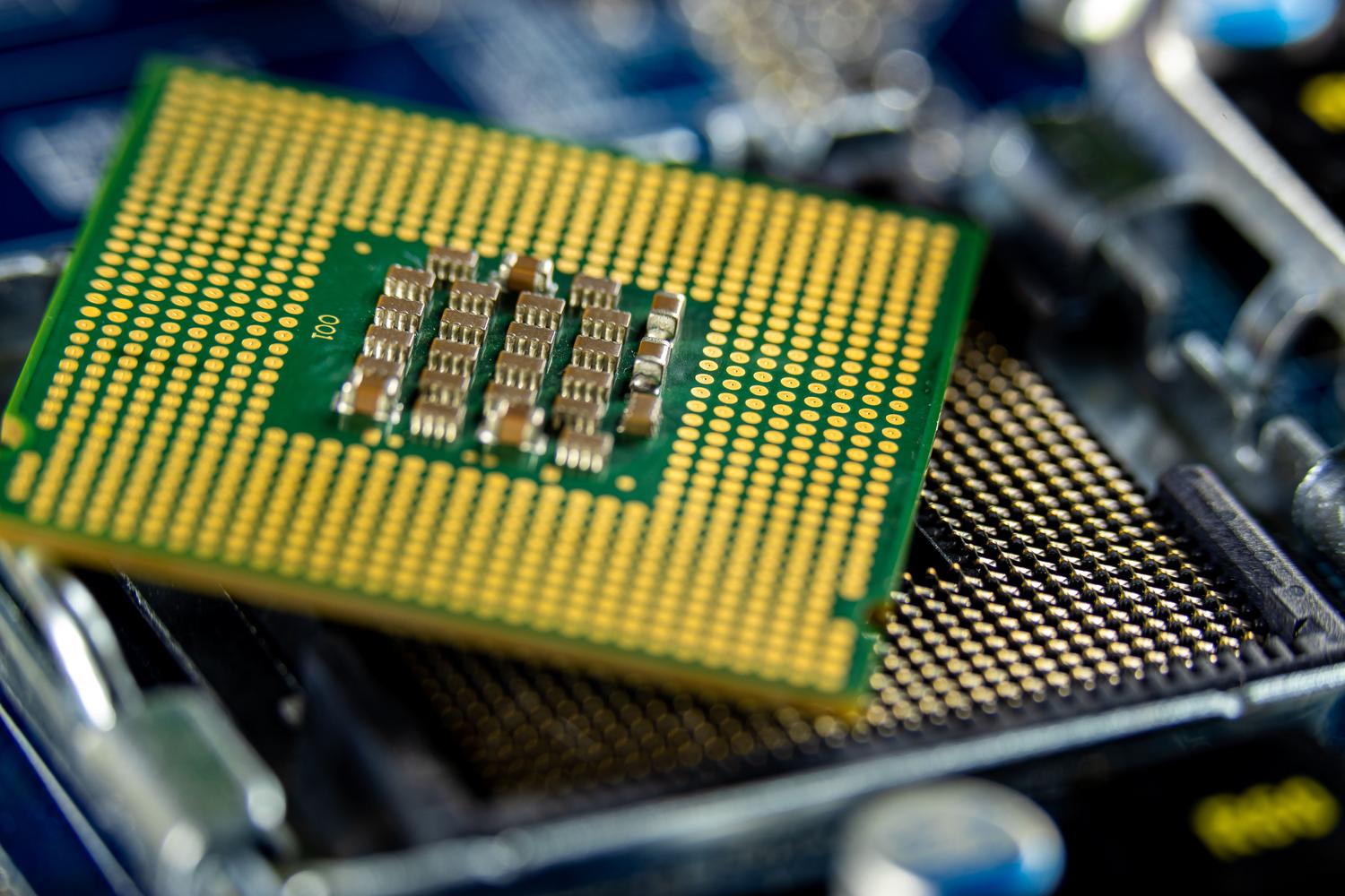 Primer plano detallado de un microprocesador sobre una placa base, ilustrando el hardware donde opera la tecnología Denuvo.