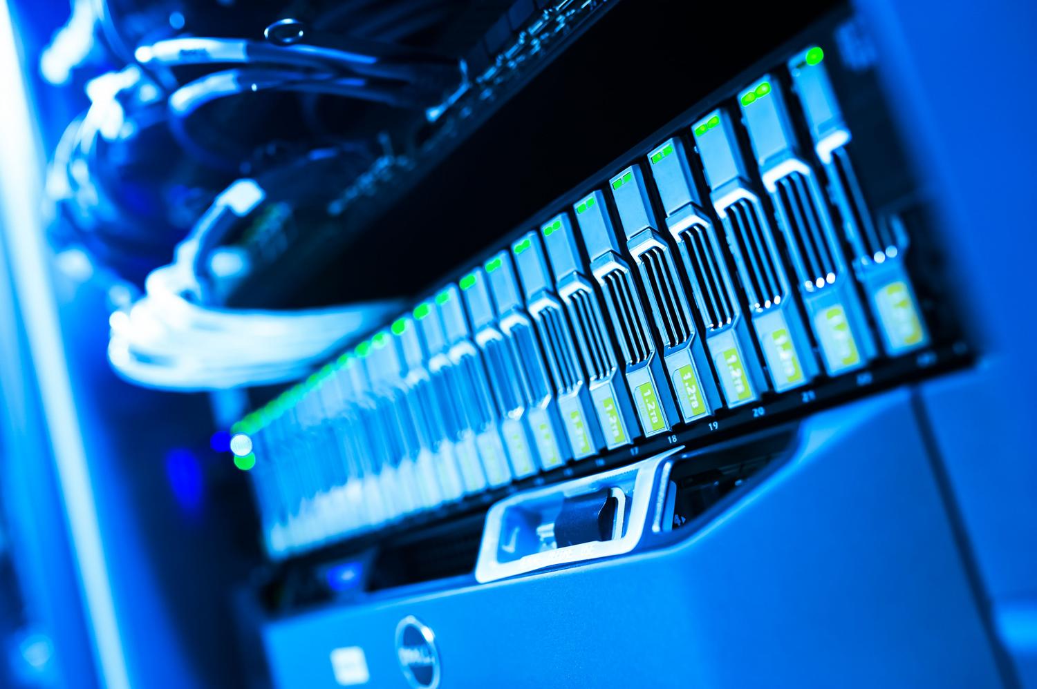 Vista detallada de un rack de servidores iluminado en azul, representando la infraestructura serverless en la nube de Google Apps Script.