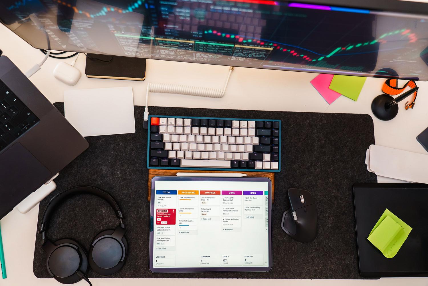 Vista superior de un espacio de trabajo tecnológico organizado con tablet y teclado, representando la gestión de flujos de trabajo digitales.
