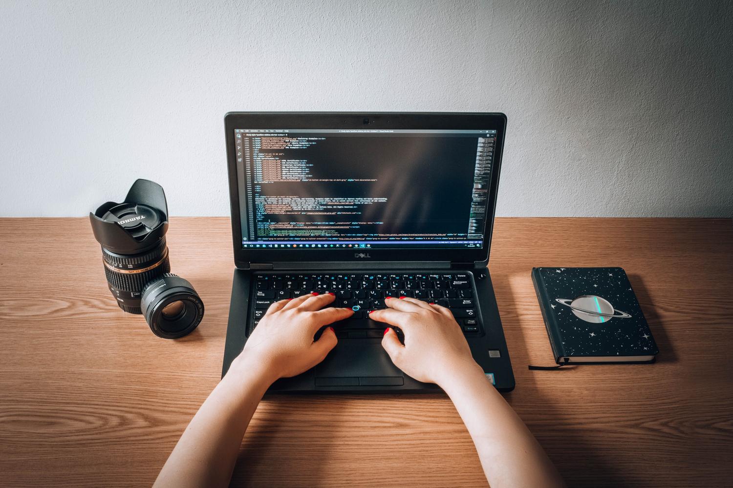 Una persona trabajando remotamente en un entorno acogedor, simbolizando la automatización para lograr un mejor equilibrio entre vida personal y laboral.