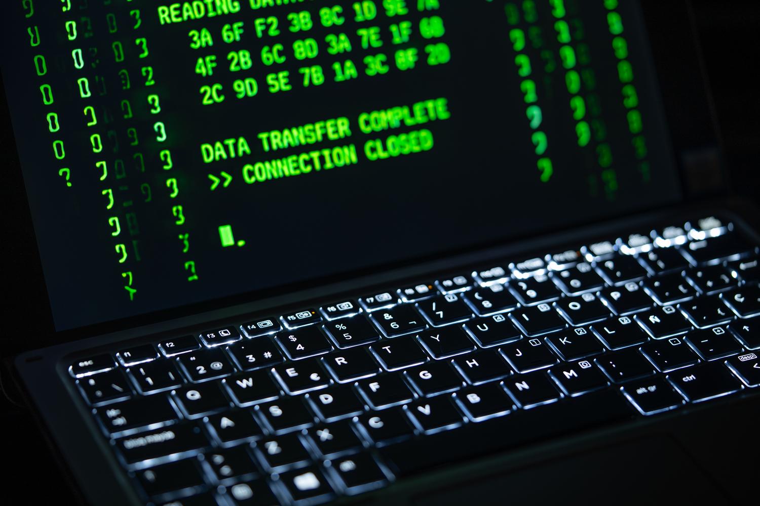 Pantalla de ordenador mostrando la transferencia de datos completada, simbolizando el robo de información en redes abiertas.