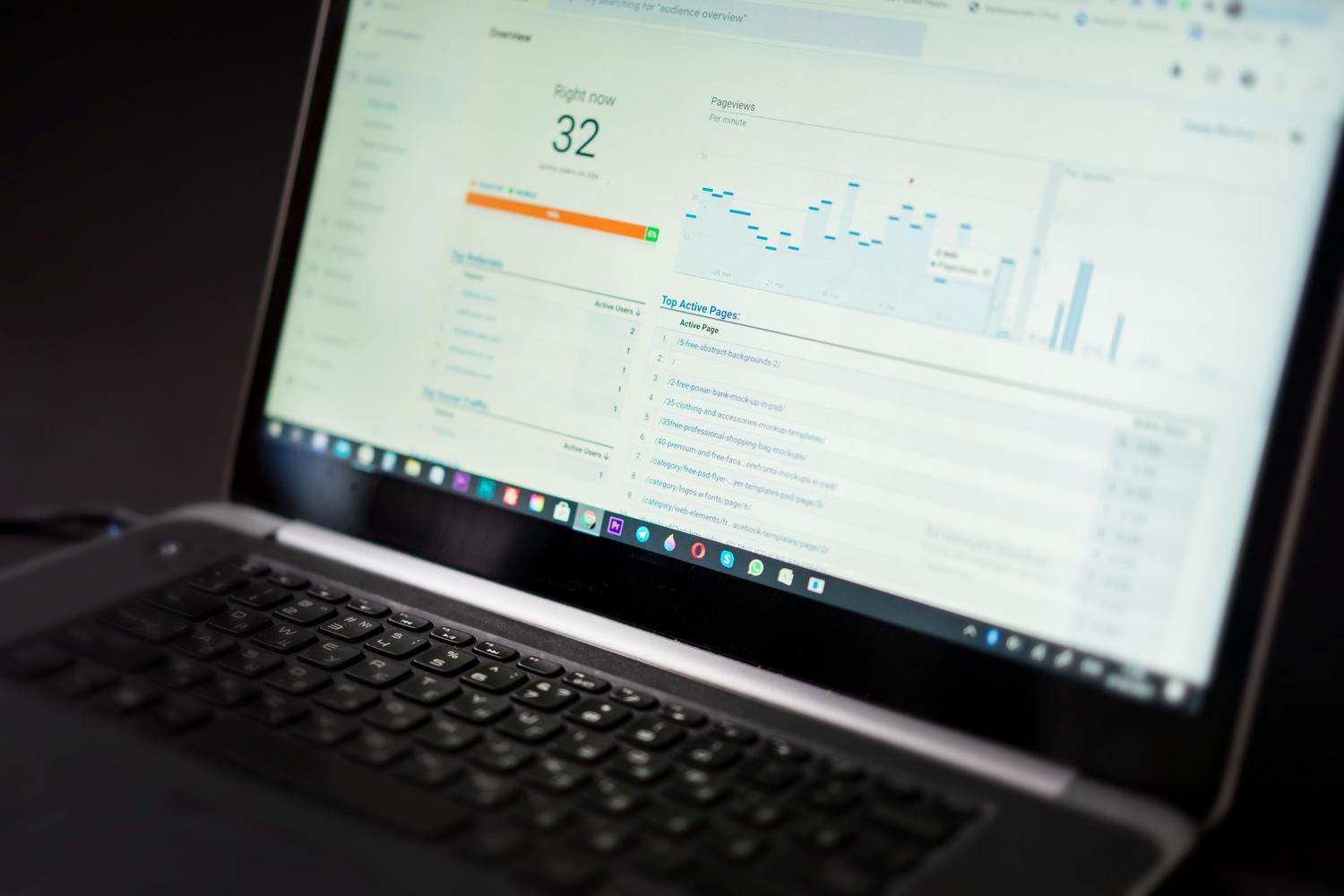 Panel de análisis de datos en un ordenador portátil, simbolizando las herramientas de monitorización y Google Analytics de Firebase.