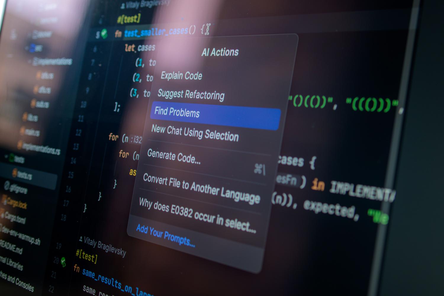 Pantalla de código con opciones de asistencia por IA, representando la innovación de Firebase Studio y Gemini.