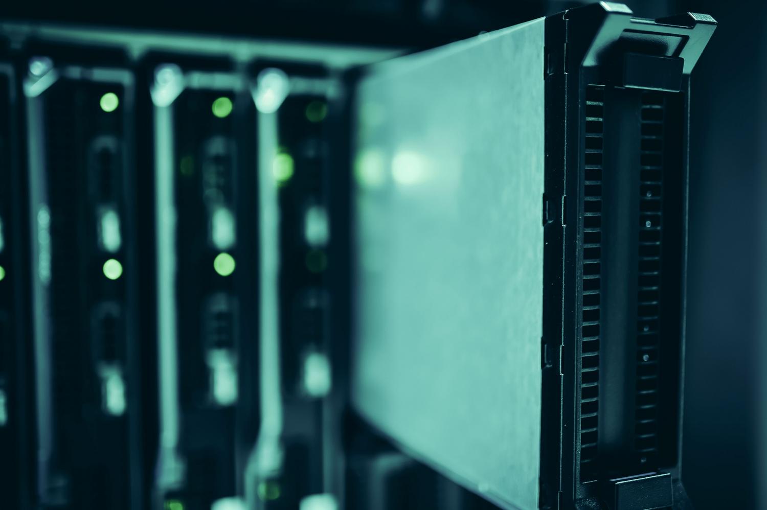Racks de servidores en un centro de datos, ilustrando la infraestructura de backend en la nube de Firebase.