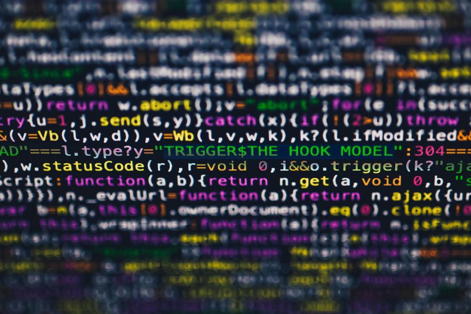 Primer plano de líneas de código de programación coloridas en una pantalla, ilustrando el entorno de desarrollo agéntico.