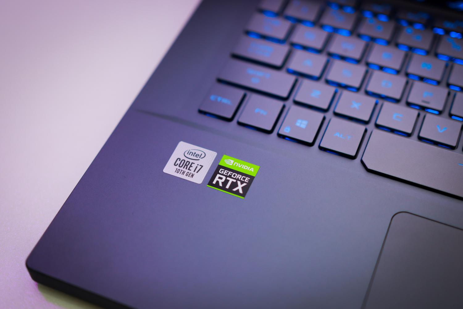 Detalle del teclado de un portátil con pegatinas de Intel Core i7 y NVIDIA GeForce, representando la potencia técnica de los ultrabooks.