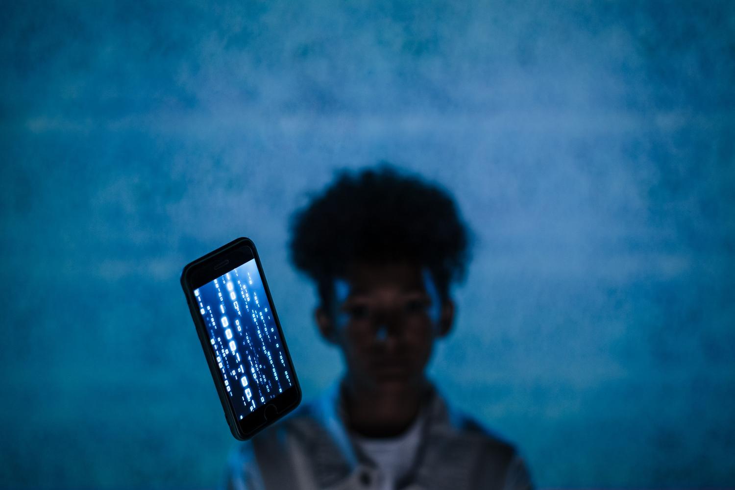 Representación conceptual de un smartphone con códigos digitales, simbolizando el código de verificación de seis dígitos y la ciberseguridad.