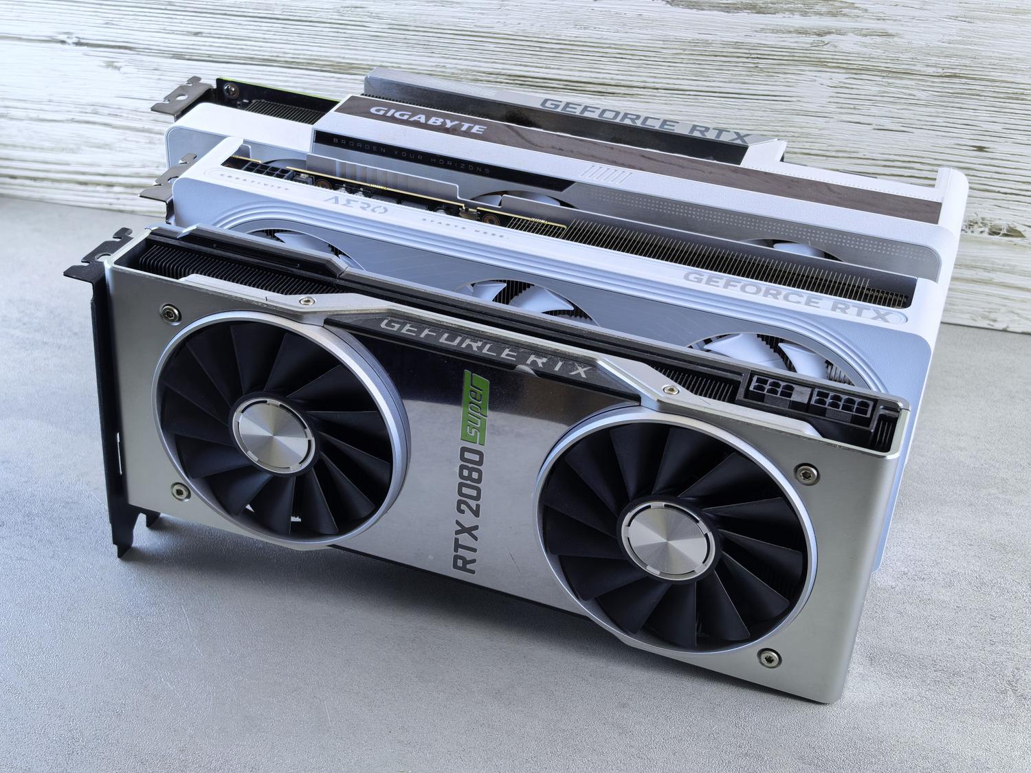 Tarjetas gráficas de alto rendimiento, representando la potencia de procesamiento de las GPU Rubin.
