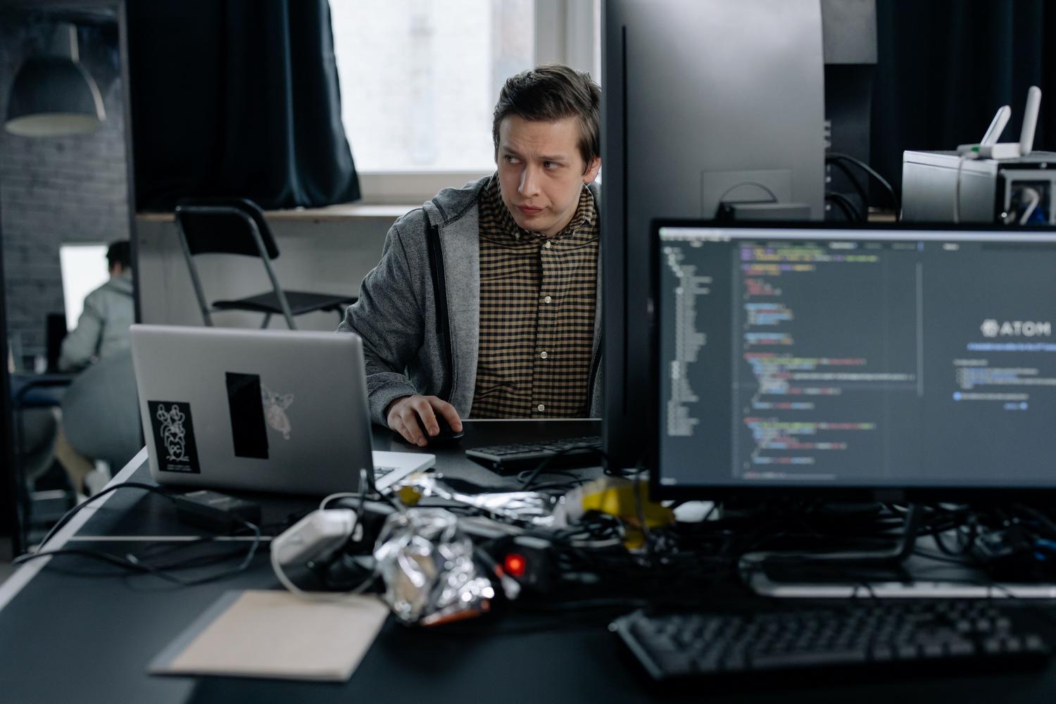 Especialista en software analizando código detalladamente, representando la seguridad y las auditorías de los repositorios.