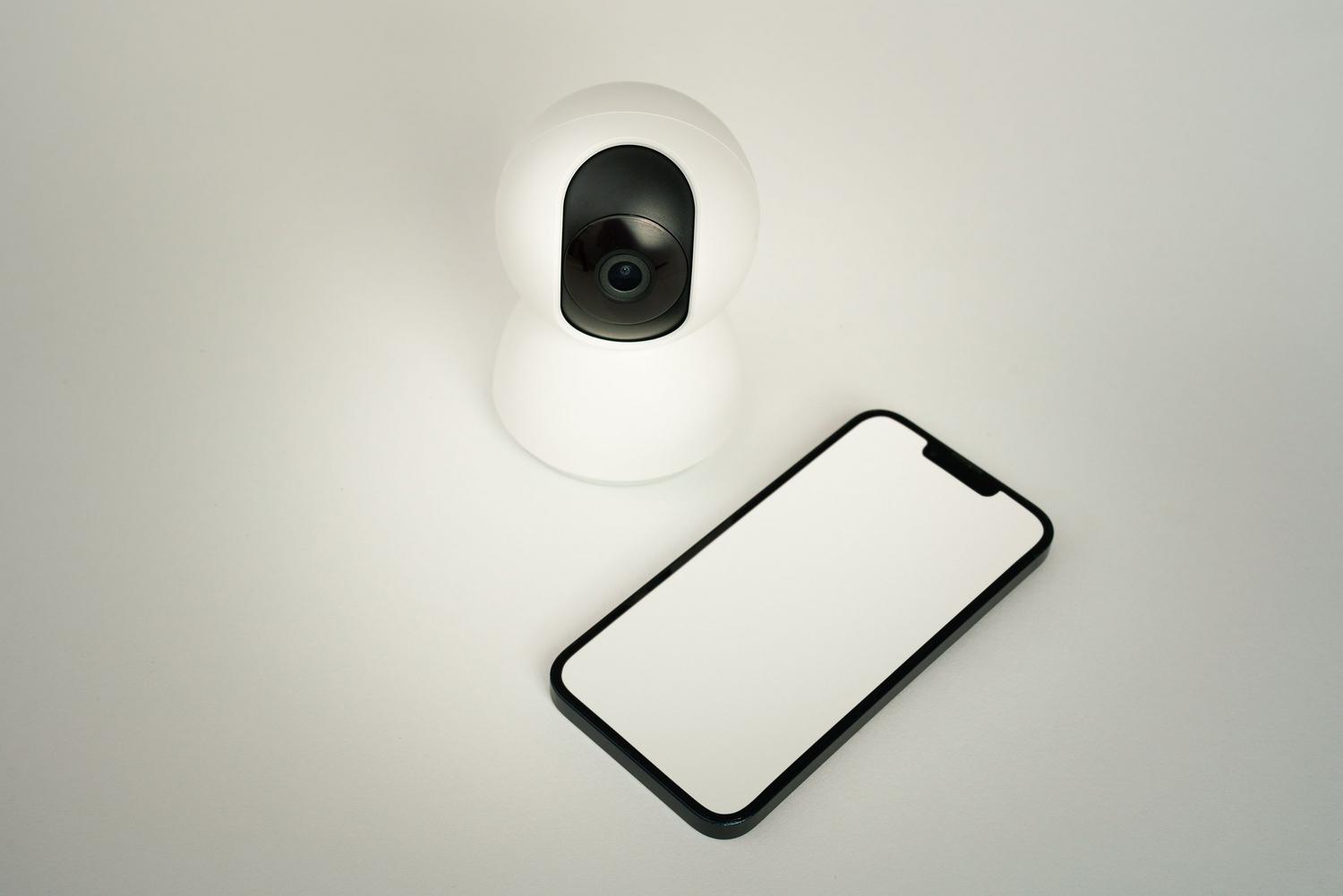Cámara de seguridad inteligente conectada a una aplicación móvil para el monitoreo remoto en tiempo real.