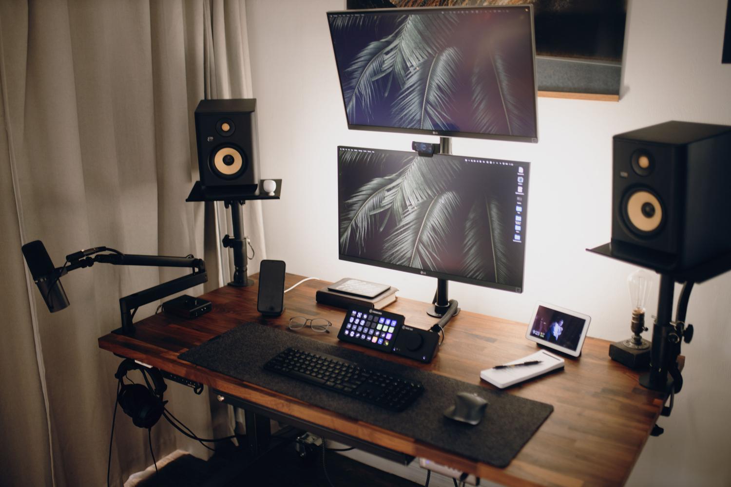 Configuración de monitores apilados verticalmente mediante un soporte doble profesional para maximizar la productividad y liberar superficie de mesa.
