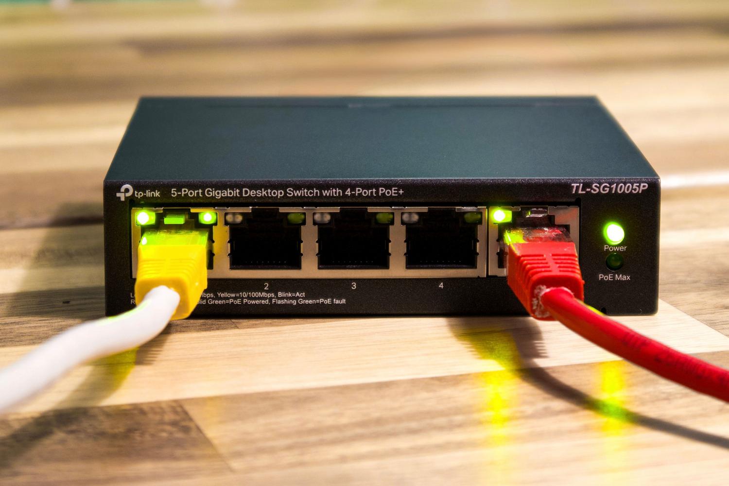 Conexión de cables Ethernet en un switch, la solución definitiva para evitar interferencias inalámbricas.