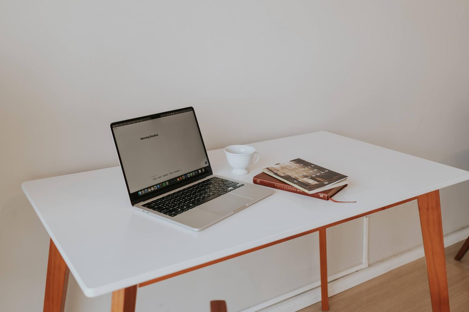 Espacio de trabajo minimalista y moderno con un portátil, representando la simplicidad de las distros para principiantes como Ubuntu.