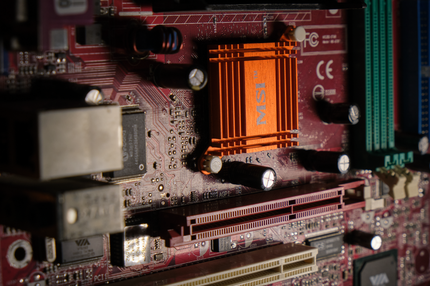 Vista detallada de una placa base de ordenador mostrando los componentes electrónicos y el chip de la BIOS.