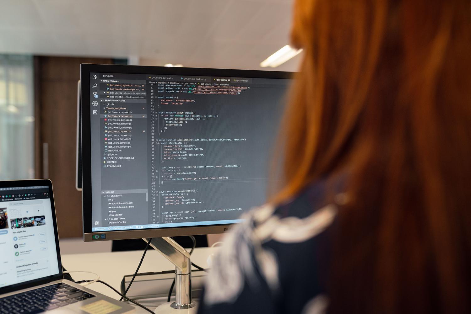 Ingeniera de software programando en un entorno de oficina contemporáneo