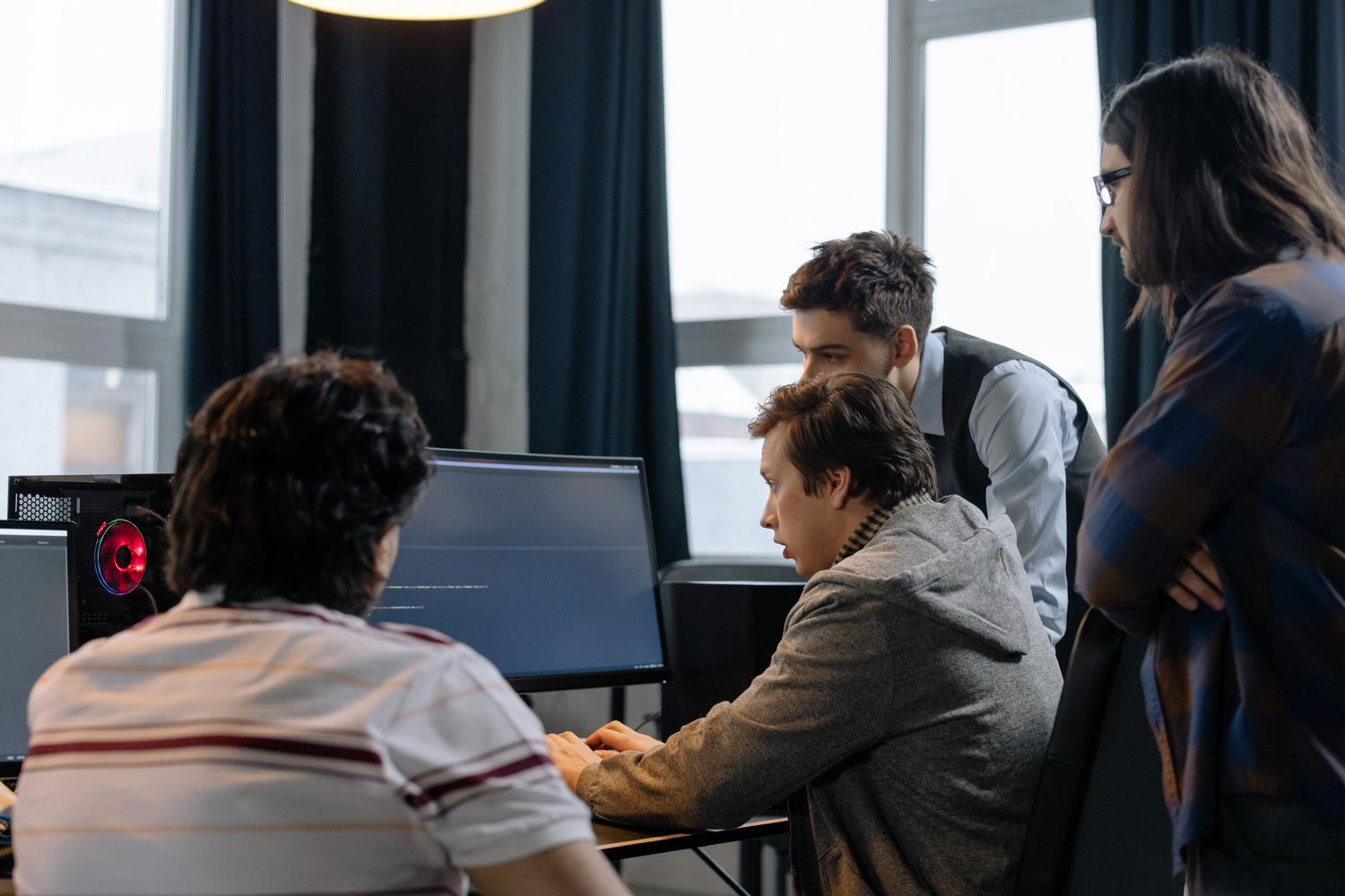 Equipo de desarrolladores colaborando en un proyecto de programación informática
