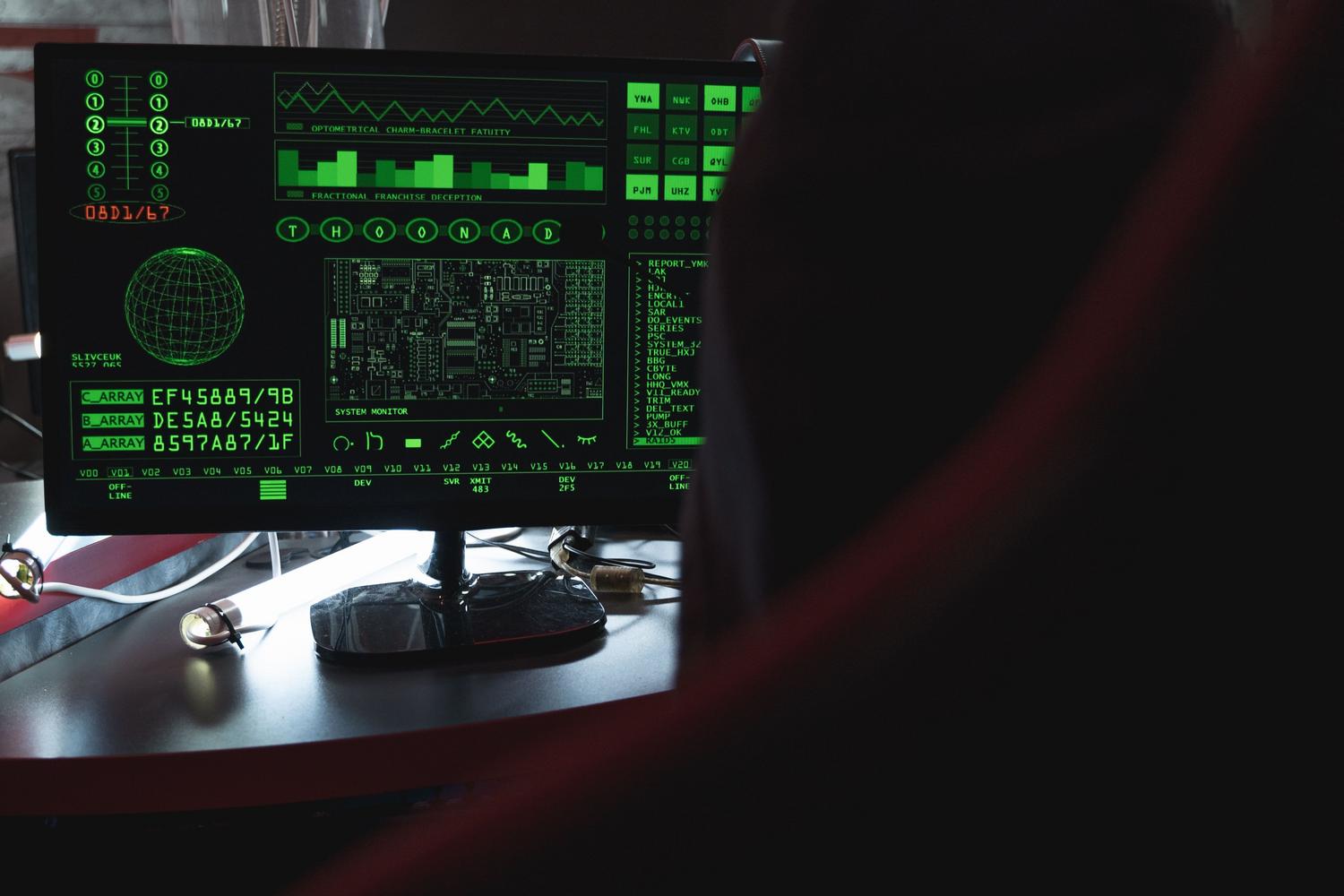 Monitor de ordenador mostrando código de seguridad digital en color verde, representando la limpieza profunda y el análisis del sistema.