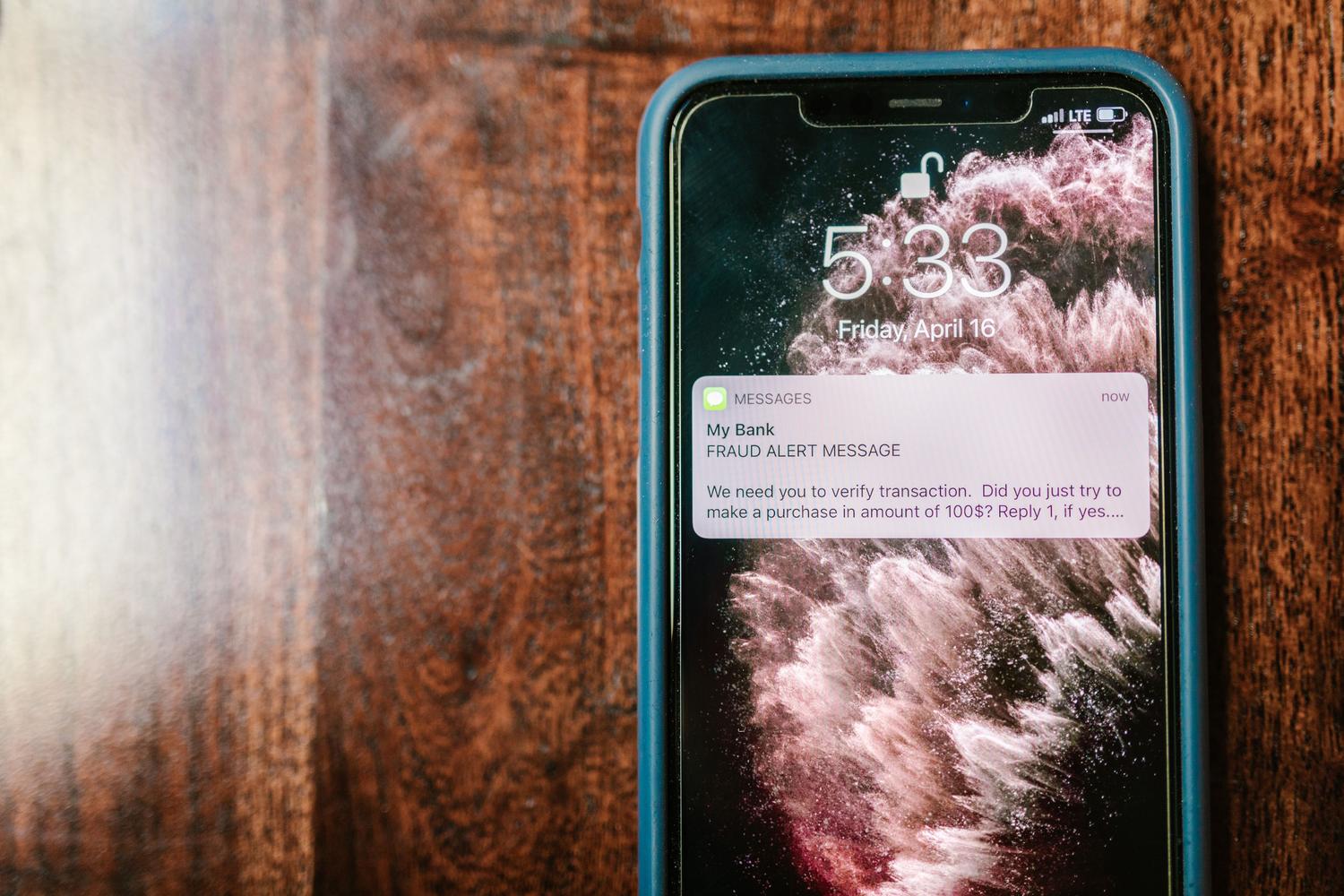 Primer plano de un smartphone mostrando una notificación de alerta de fraude, ideal para la sección de malware en móviles Android.