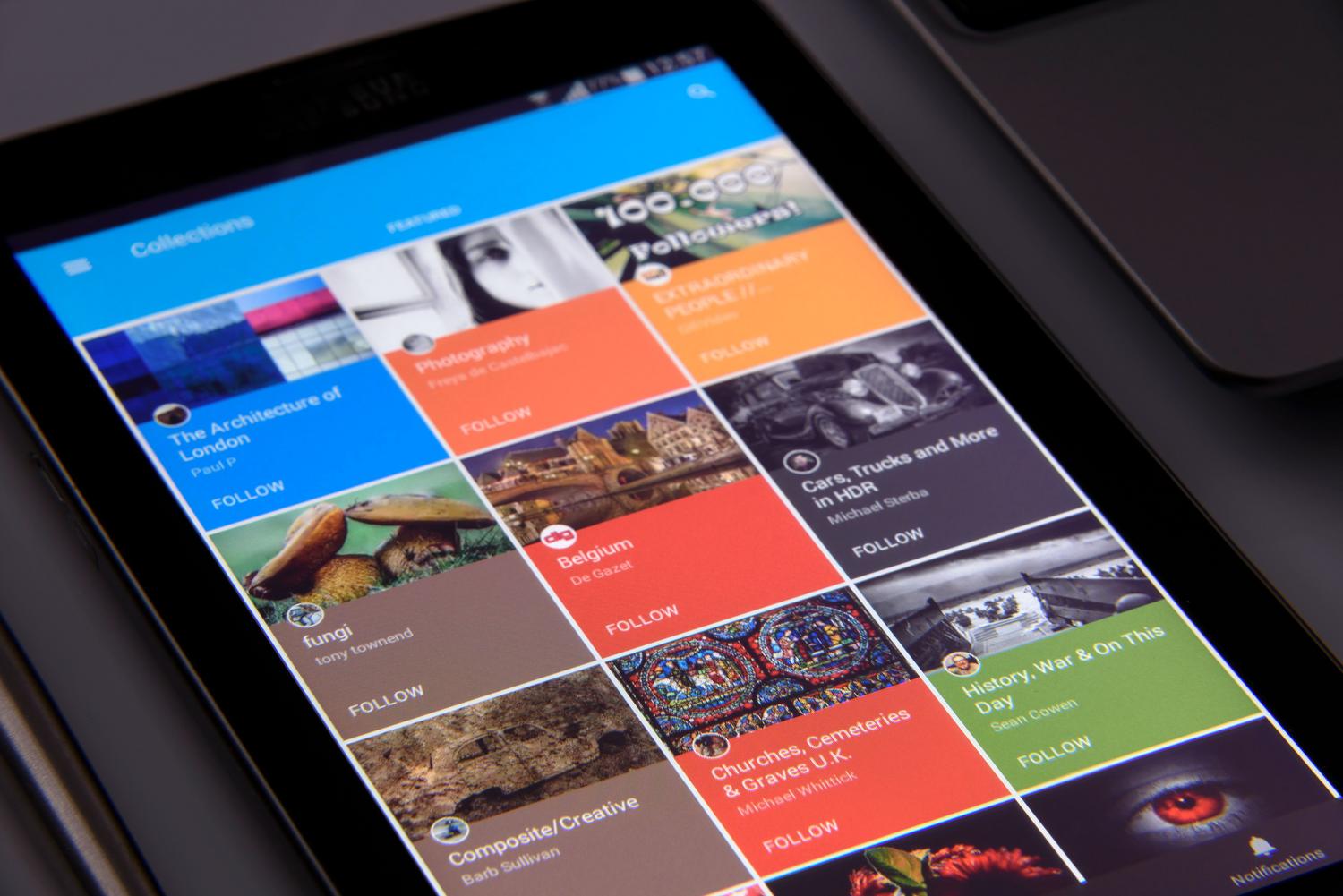 Primer plano de una tablet mostrando una cuadrícula de carpetas y archivos, representando la organización de documentos en iOS.