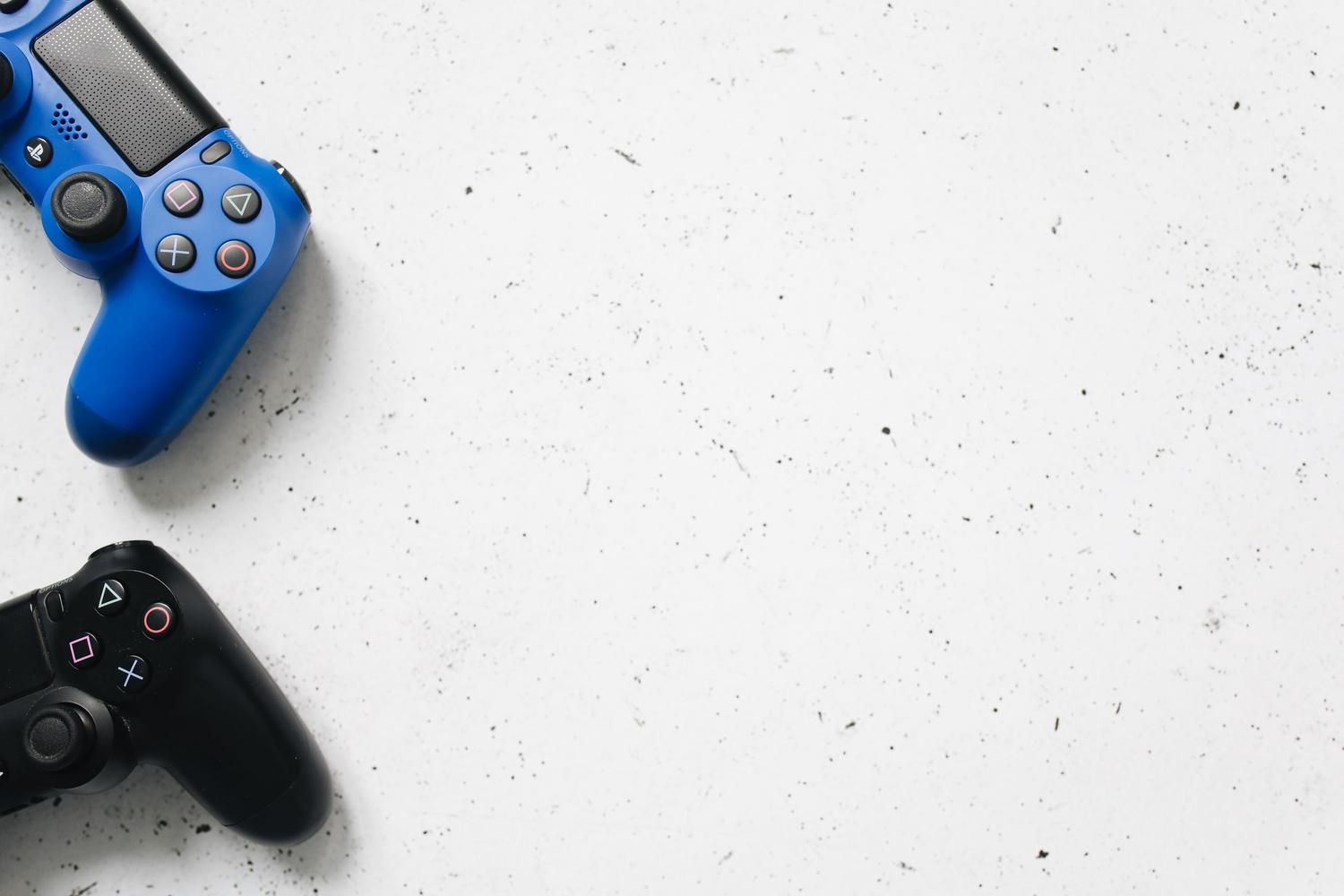 Mandos de PlayStation en una superficie blanca minimalista