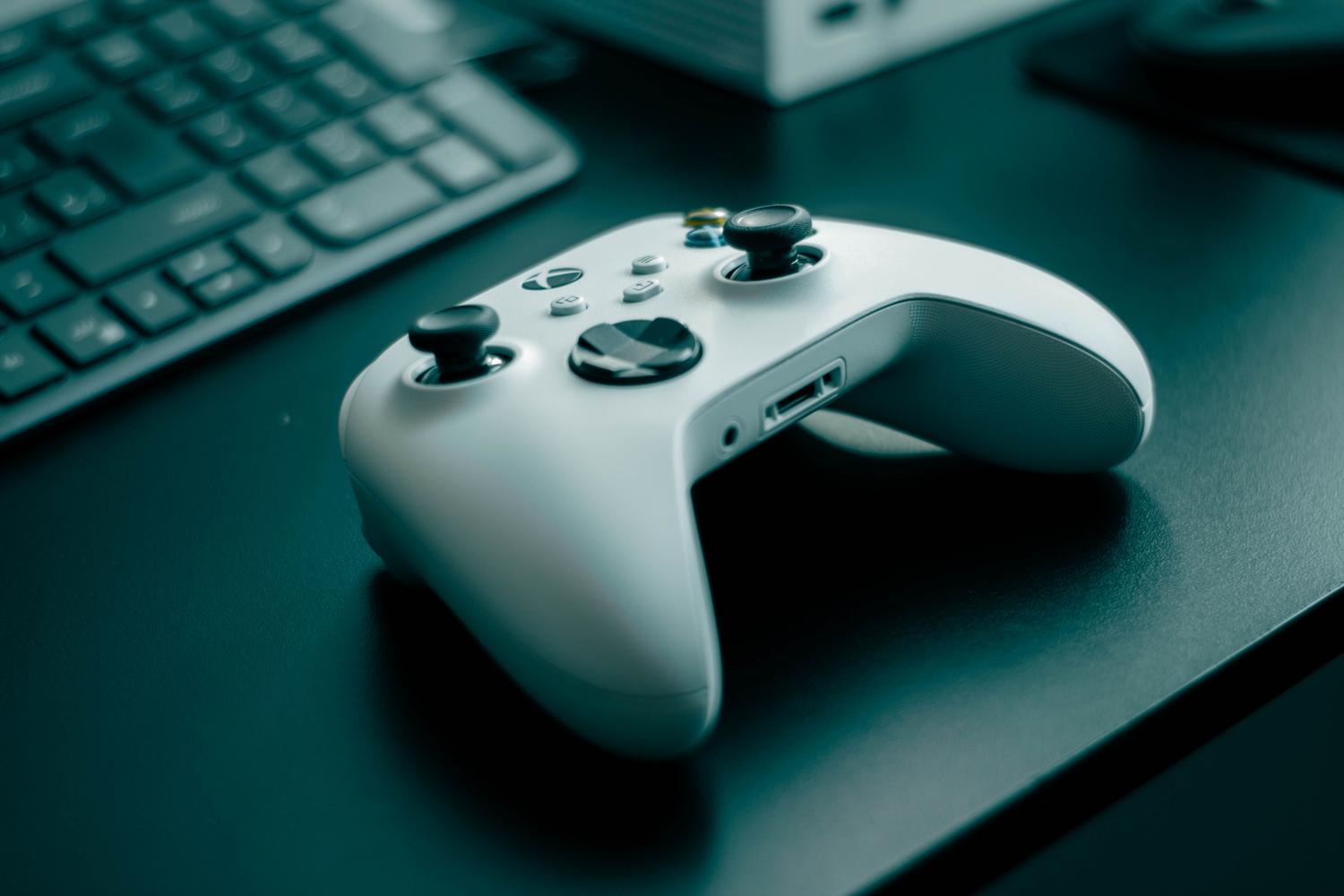 Mando de juego blanco sobre un escritorio moderno con estética tecnológica.