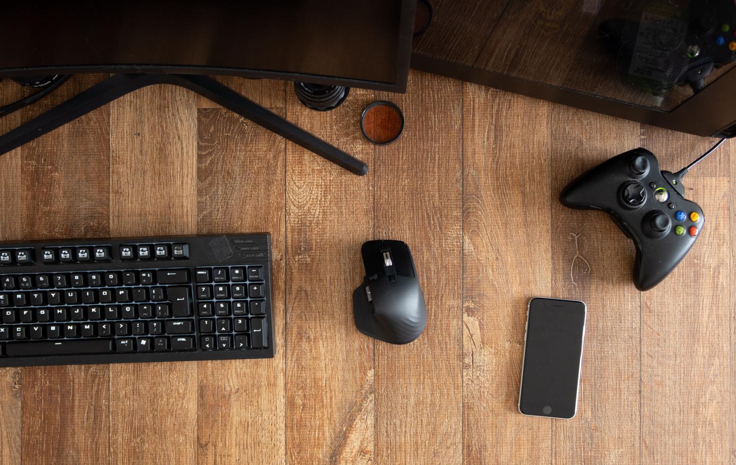 Mando de juego junto a teclado y ratón en un escritorio, representando la conexión de periféricos en PC.