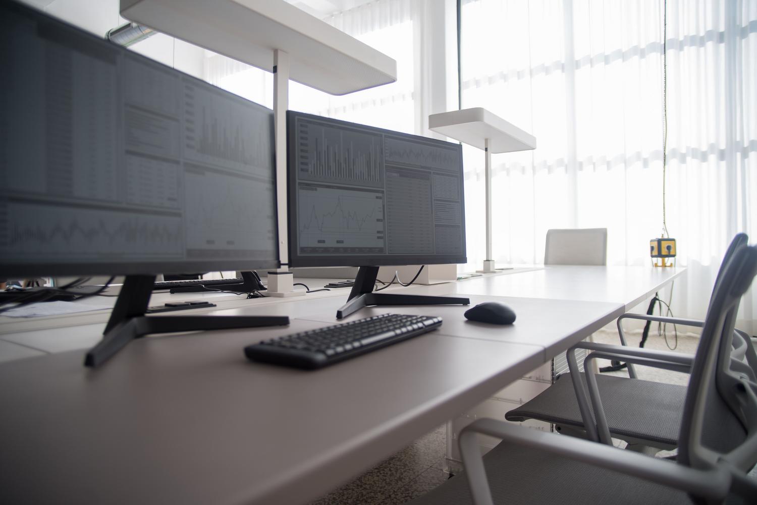 Espacio de trabajo moderno con configuración de monitores externos para productividad en Windows.