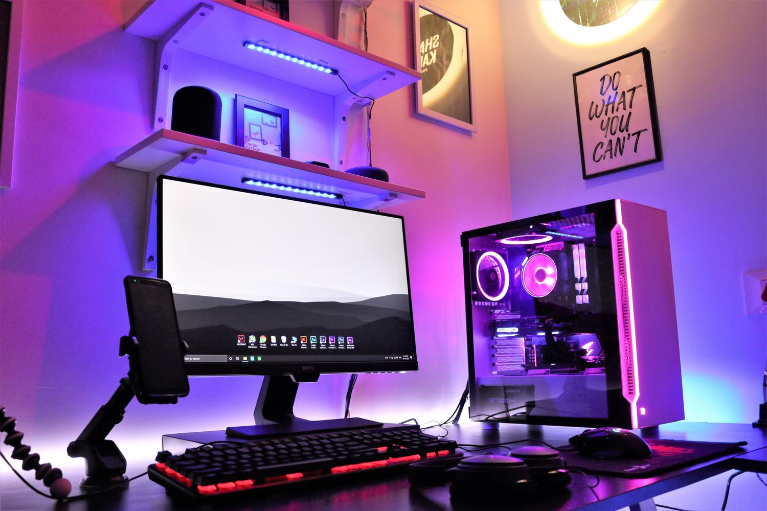 Setup gaming completo con iluminación RGB coordinada en el PC, periféricos y ambiente.