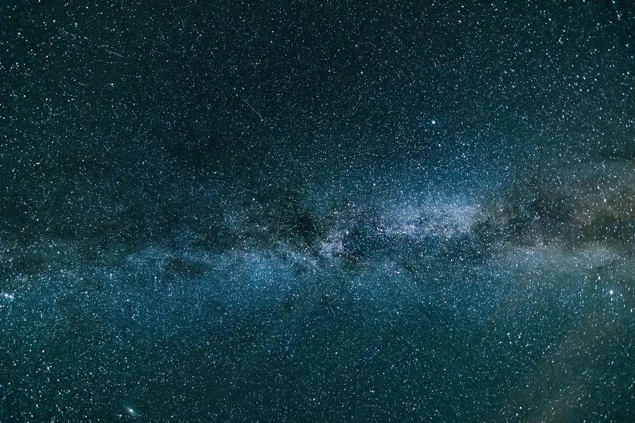 Fotografía de alta calidad del cielo nocturno mostrando la Vía Láctea y millones de estrellas, resultado ideal de la astrofotografía.