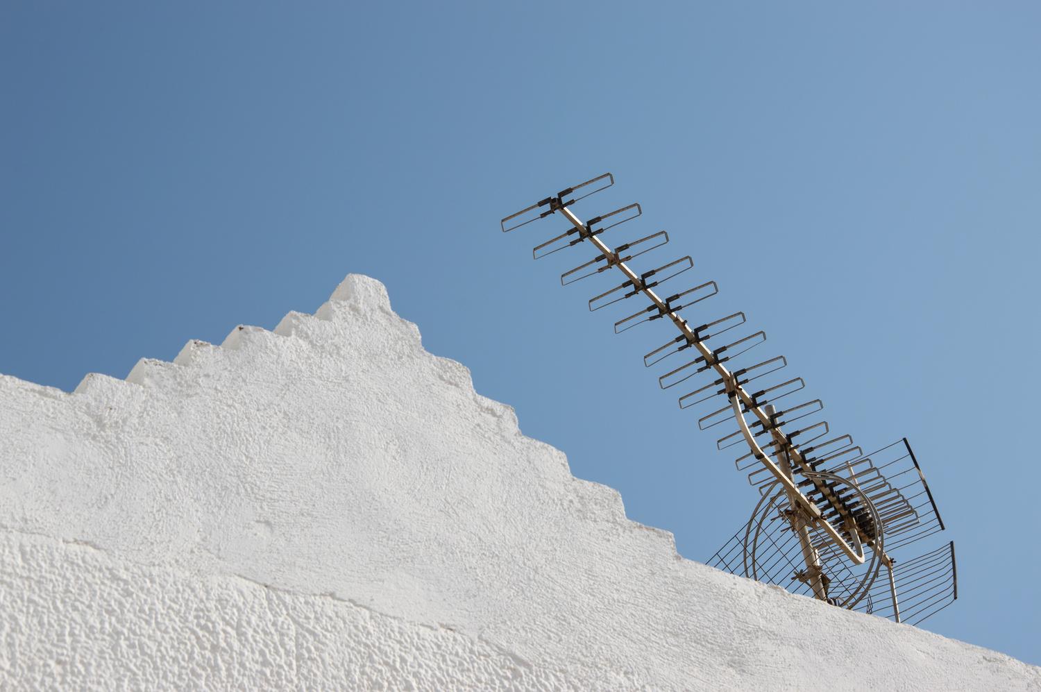 Antena de televisión Yagi instalada en el tejado de un edificio para la recepción de señal terrestre.