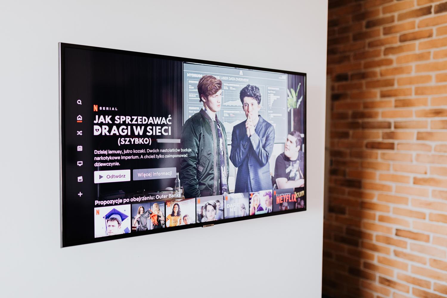 Televisor inteligente moderno de alta definición instalado en un hogar contemporáneo.