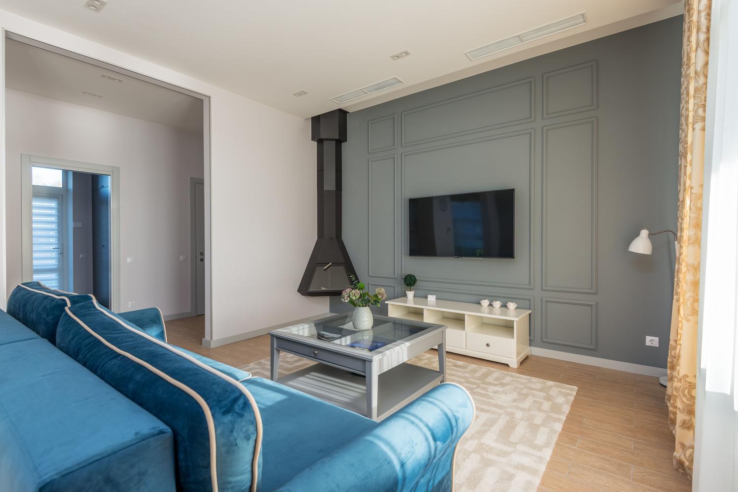 Salón moderno con televisor montado en la pared, ideal para contextualizar la configuración de la TDT.