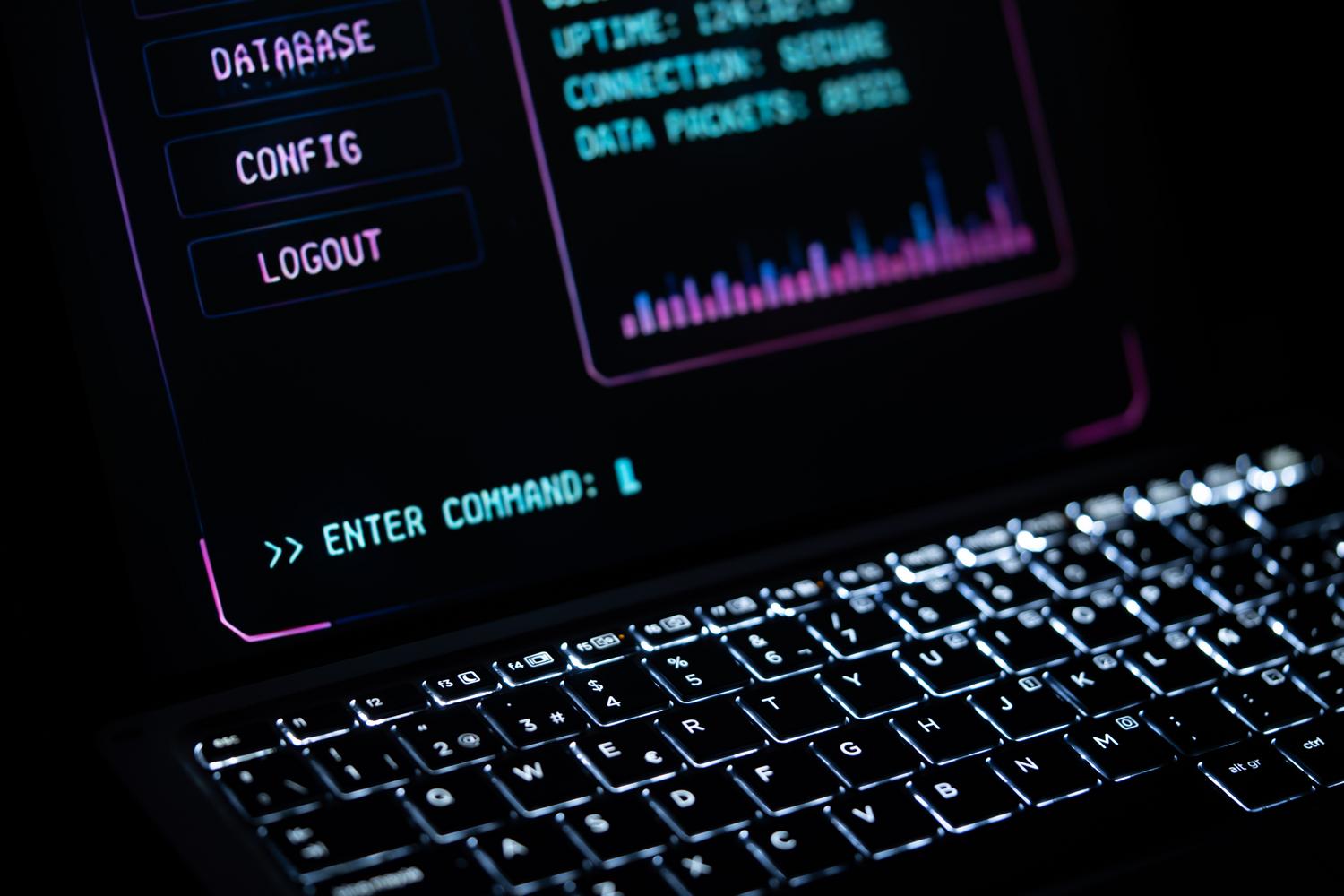 Teclado de ordenador iluminado con interfaz digital futurista de seguridad.
