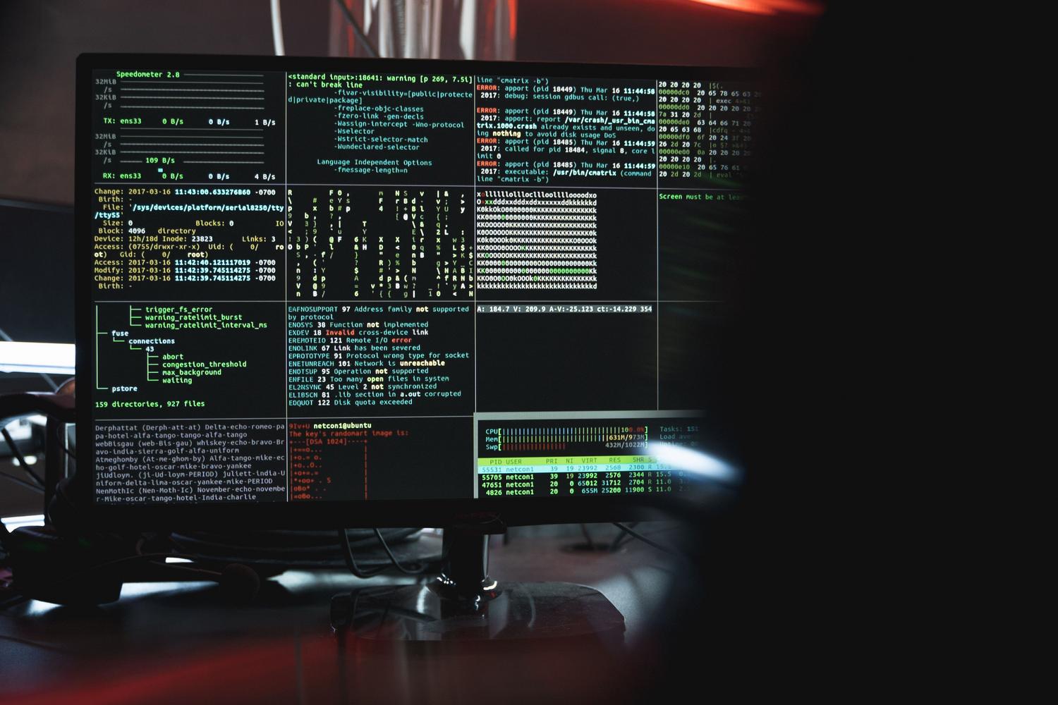Detalle de monitor con líneas de código y datos de seguridad digital.