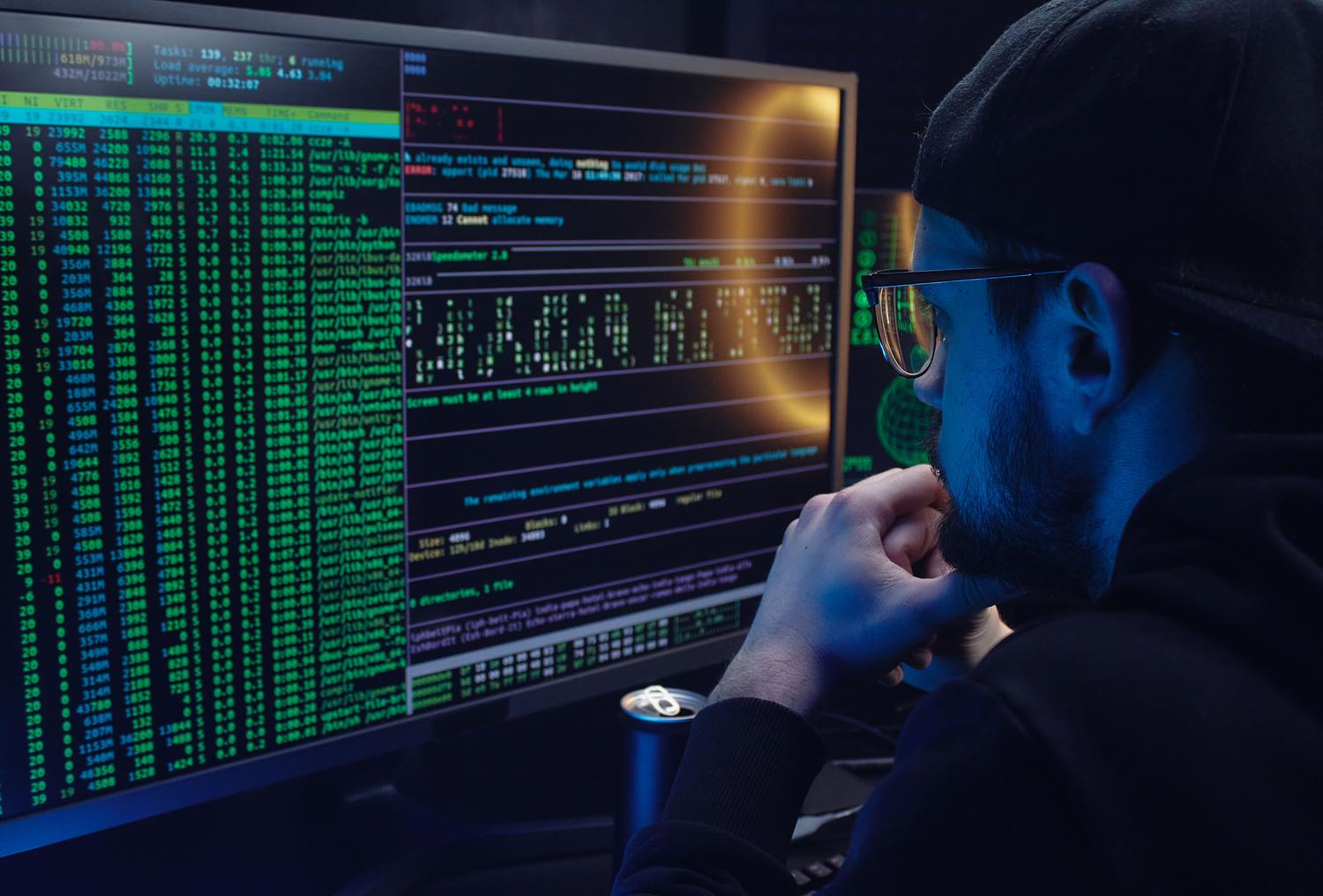 Analista de seguridad enfocado en monitores con código y terminales durante una prueba DAST.