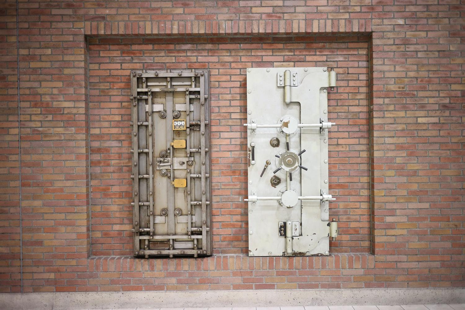 Puertas de acero de una caja fuerte industrial, representando la seguridad de un gestor de contraseñas.