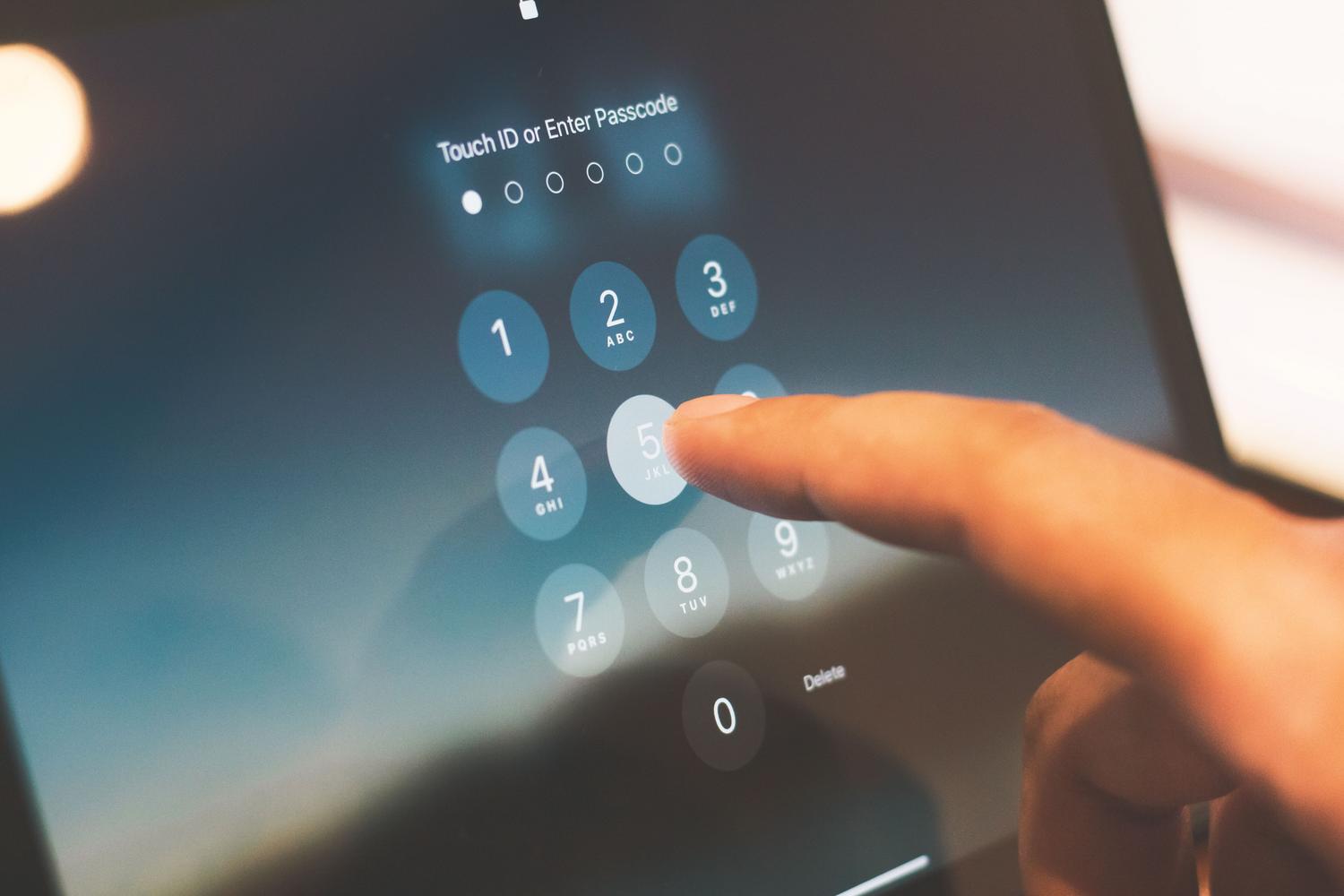 Persona introduciendo un código de seguridad en la pantalla de un smartphone.