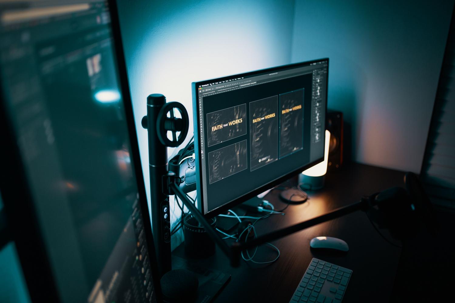 Espacio de trabajo profesional con software de diseño gráfico en pantalla, perfecto para hablar de la precisión de color de los paneles IPS.