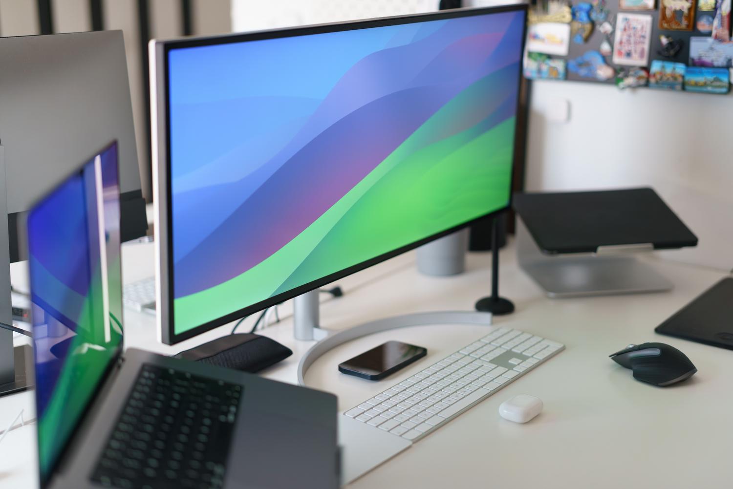 Oficina en casa elegante con monitor curvo ultrawide, ideal para ilustrar los formatos especiales y la productividad.