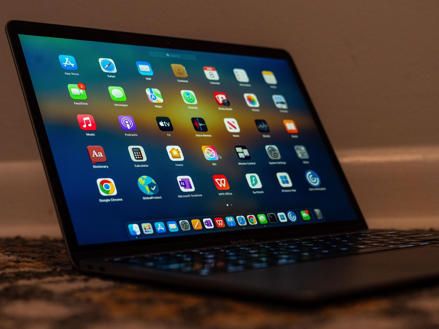 Pantalla de Launchpad de macOS mostrando diversas aplicaciones, útil para ilustrar la configuración de permisos de accesibilidad por aplicación.