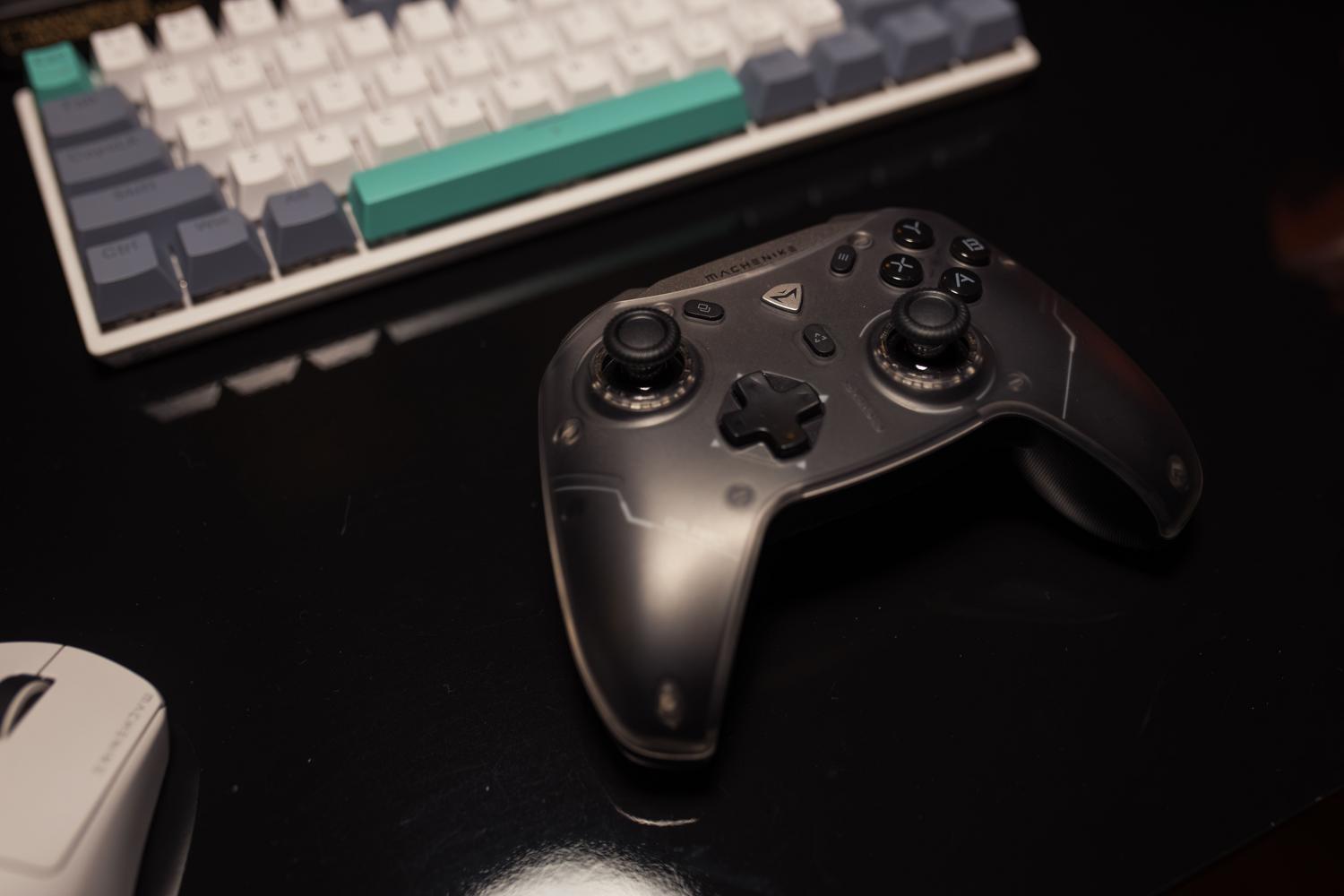 Mando de videojuegos sobre un escritorio junto a un teclado gaming