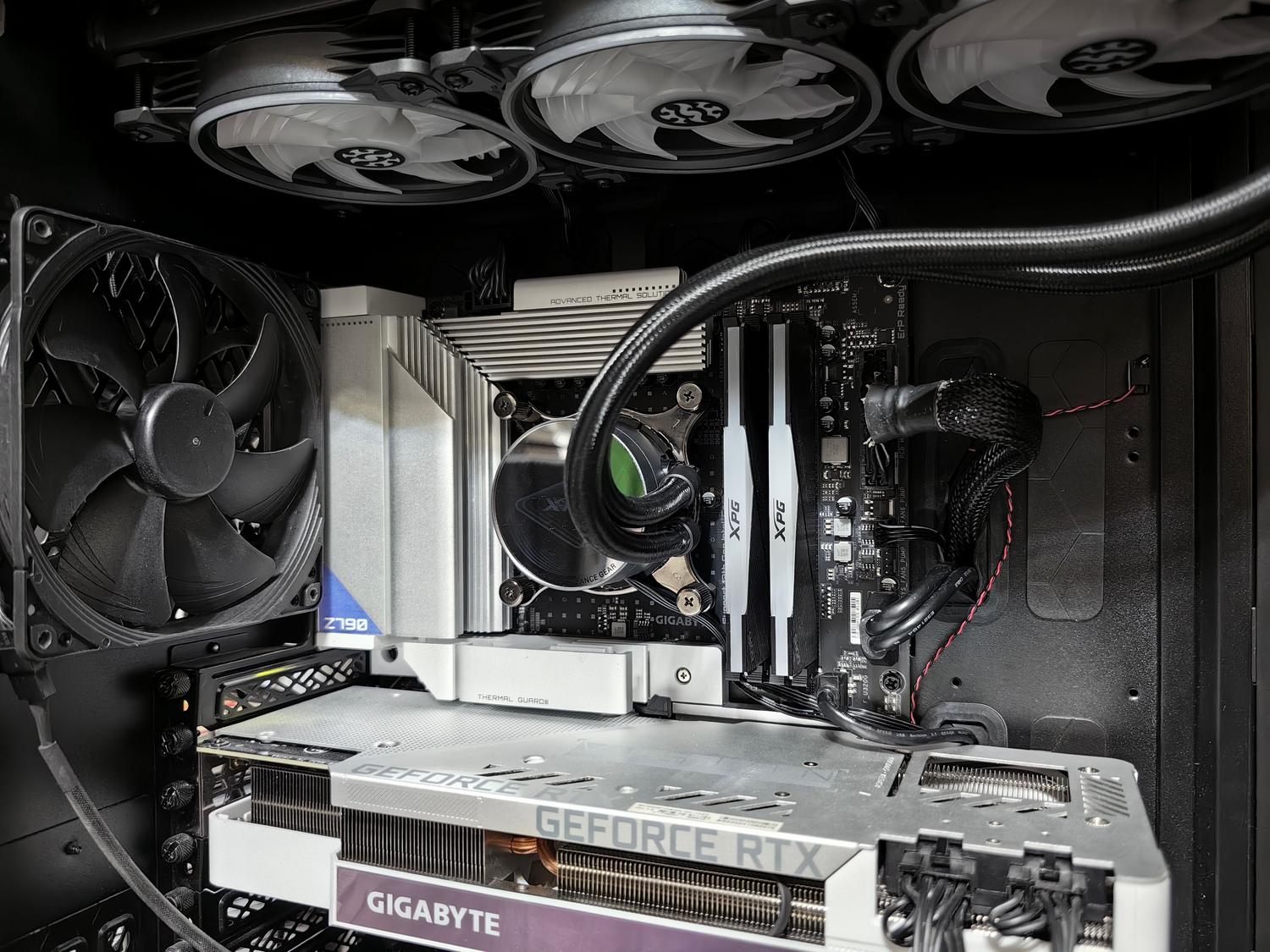 Vista detallada del interior de un PC gaming con tarjeta gráfica RTX y sistema de refrigeración avanzada
